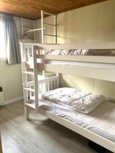 ein paar Etagenbetten in einem Zimmer in der Unterkunft Familie Meys Chalets - Chalet 236 - La Boverie in Rendeux