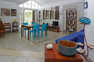 een woonkamer met een blauwe bank en een tafel en stoelen bij Holiday house in Tri Porte Potirna with sea view, terrace, air conditioning, WiFi 166-1 in Potirna