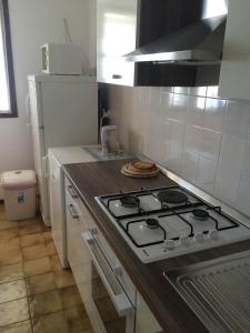 Kuchyňa alebo kuchynka v ubytovaní Apartment in Podgora with sea view, terrace, air conditioning, WiFi 134-3