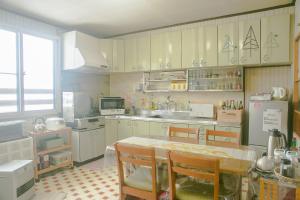 Virtuvė arba virtuvėlė apgyvendinimo įstaigoje Minpaku AMBO - Friendly share house -