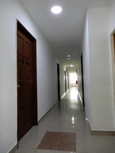 um corredor vazio com uma porta e um piso de azulejo em LA MOTEL em Sungai Petani