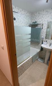Fotografia z galérie ubytovania Mer et Golf, superbe appartement avec piscine v destinácii Casares