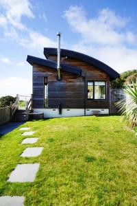 una piccola casa in legno con un prato di Seagrass - Ventnor a Ventnor Altre 32 foto