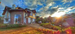 uma casa com um carro estacionado em frente em THE EDGWARE em Nuwara Eliya