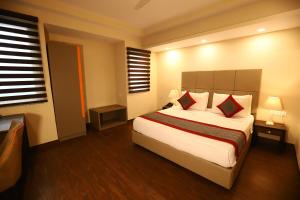 Postel nebo postele na pokoji v ubytování Hotel Azulo Inn Bhikaji Cama Place Delhi - Couple Friendly Local IDs Accepted