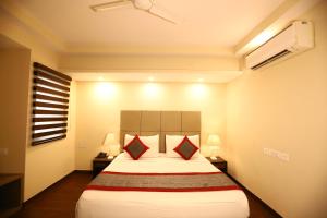 Un ou plusieurs lits dans un hébergement de l'établissement Hotel Azulo Inn Bhikaji Cama Place Delhi - Couple Friendly Local IDs Accepted
