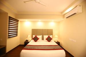 Postel nebo postele na pokoji v ubytování Hotel Azulo Inn Bhikaji Cama Place Delhi - Couple Friendly Local IDs Accepted