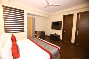 A bed or beds in a room at Hotel Azulo Inn Bhikaji Cama Place Delhi - Couple Friendly Local IDs Accepted