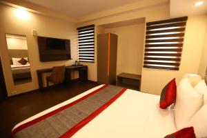 Postel nebo postele na pokoji v ubytování Hotel Azulo Inn Bhikaji Cama Place Delhi - Couple Friendly Local IDs Accepted