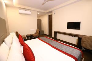 Postel nebo postele na pokoji v ubytování Hotel Azulo Inn Bhikaji Cama Place Delhi - Couple Friendly Local IDs Accepted + 15 fotografií