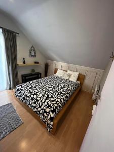 Un pat sau paturi într-o cameră la Le grand marronnier