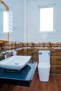 łazienka z umywalką i toaletą w obiekcie Chanro Surf Dream w mieście Matara +52 zdjęcia