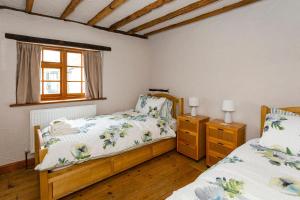 a bedroom with two beds and a window at Bay Cottage in Broadstairs - Winter special offers! in Broadstairs