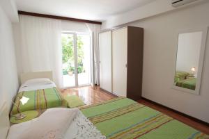 Posteľ alebo postele v izbe v ubytovaní Apartment in Podgora with sea view, terrace, air conditioning, WiFi 849-2