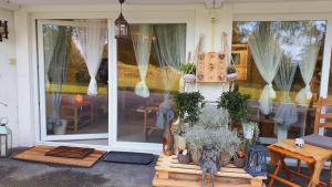 a front porch of a house with a window at Ravissant Studio neuf, entièrement equipé, fonctionnel de 40 m2 avec entrée indépendante dans la campagne campagnes in Massonnens