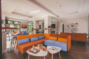 un soggiorno con divano e tavolo di Ligure Residence a Pietra Ligure