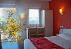Llit o llits en una habitació de Natur'Hôtel