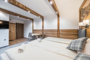 Łóżko lub łóżka w pokoju w obiekcie Willa Taterniok - pokoje z widokiem na Tatry
