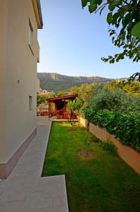 Afbeelding uit fotogalerij van Apartment in Kastel Sucurac with sea view, balcony, air conditioning, WiFi 570-1 in Kaštela