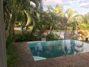 Πισίνα στο ή κοντά στο Maison de 6 chambres avec piscine partagee jacuzzi et jardin clos a Saint Joseph a 1 km de la plage