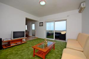 uma sala de estar com um sofá e uma mesa de centro em Apartment in Kastel Sucurac with sea view, balcony, air conditioning, WiFi 570-3 em Kaštela