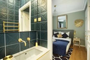 uma casa de banho com uma cama e uma banheira num quarto em Studio Opéra by Studio prestige em Paris