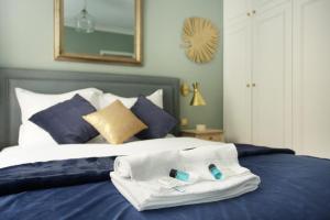 um quarto de hotel com uma cama com toalhas em Studio Opéra by Studio prestige em Paris