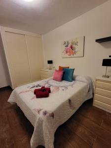 Posteľ alebo postele v izbe v ubytovaní Casa baja preciosa con jardín privado en primera línea naturista! + 37 fotografií
