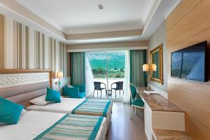TV a/nebo společenská místnost v ubytování Karmir Resort & Spa - Ultra All Inclusive