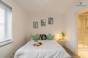 a bedroom with a bed with a tray on it at STYLISH 4 BED FAMILY HOME AT MADEJSKI, READING UNIVERSITY in Reading