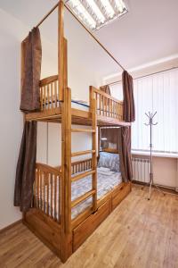 Pokój z 2 łóżkami piętrowymi w pokoju w obiekcie Хостел Perron w Charkowie