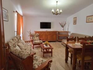 een woonkamer met een bank en een tafel bij Casa Saba Lupino in Orosei