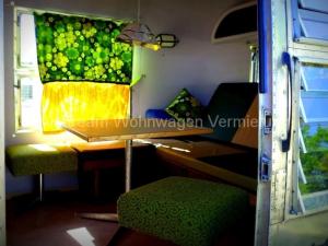 Habitación pequeña con mesa y ventana en Airstream Hotel en Kahla