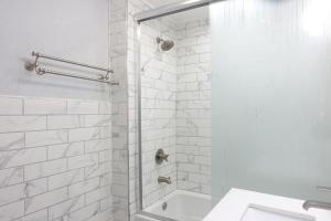 Ванная комната в Best Home To Visit NYC+Hot Tub+EWR Airport+Free Parking