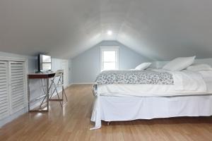 Tempat tidur dalam kamar di Best Home To Visit NYC+Hot Tub+EWR Airport+Free Parking