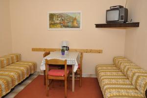 Fotografia z galérie ubytovania Apartment in Barbat with sea view, balcony, air conditioning 660-4 v destinácii Barbat na Rabu