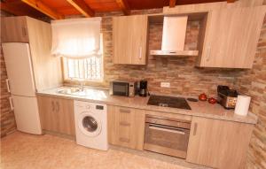Kuchyň nebo kuchyňský kout v ubytování 3 Bedroom Beautiful Home In Antequera