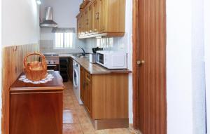 Kuchyň nebo kuchyňský kout v ubytování 3 Bedroom Beautiful Home In Antequera