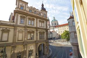 uma vista para uma rua numa cidade com edifícios em U Schnellu em Praga