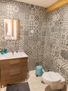 een badkamer met een toilet, een wastafel en een spiegel bij AlvorKiteCenter Guesthouse in Alvor