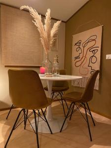 uma sala de jantar com uma mesa branca e cadeiras em Chalet ZWIN & ZEE Cadzand-Retranchement em Retranchement