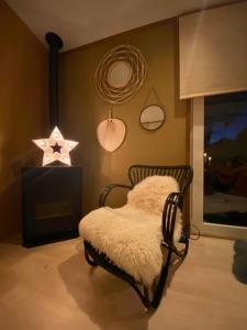 ein Zimmer mit einem Stuhl mit einem Stern an der Wand in der Unterkunft Chalet ZWIN & ZEE Cadzand-Retranchement in Retranchement