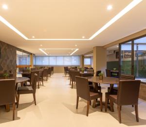 a dining room with tables and chairs at Hotel Annamar Premium in João Pessoa