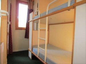 Appartement Bellentre, 3 pièces, 6 personnes - FR-1-329-32にある二段ベッド