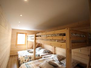 尚魯斯的住宿－Chalet Chamrousse, 5 pièces, 12 personnes - FR-1-340-211，木墙客房的两张双层床