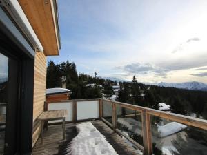 Chalet Chamrousse, 5 pièces, 12 personnes - FR-1-340-211 tesisinde bir balkon veya teras