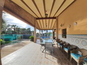 een patio met een tafel en stoelen bij Villa Rural Reconstruida in Riola