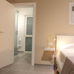 A bathroom at B&B m’ama non m’ama