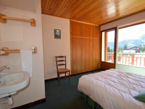 1 dormitorio con cama, lavabo y ventana en Appartement Courchevel 1850, 3 pièces, 6 personnes - FR-1-514-40, en Courchevel