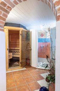 una habitación con baño con ducha en Appartmenthaus Bachler, en Haus im Ennstal